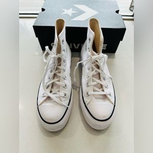 Chuck Taylor All Star Lift Platform size 7
WOMEN'S HIGH TOP SHOE